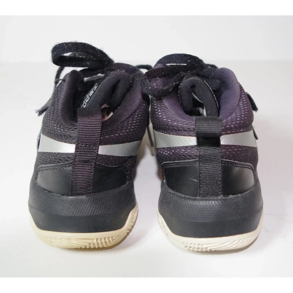 Nike Team Hustle D 8 Black Silver Kids Basketball Shoes Size 5.5Y